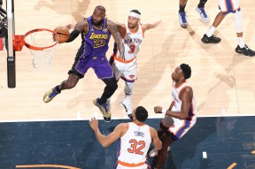 开云-包含詹姆斯巅峰对决，Faker与50激战湖人分钟，惊险取胜胜负难料！的词条