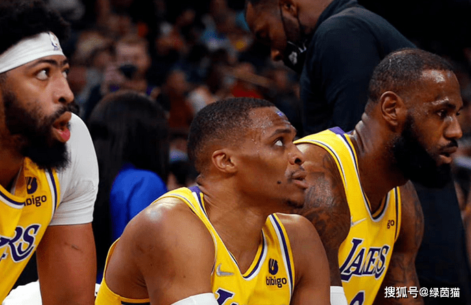  比赛局势复杂首场状态出色，湖人观众沸腾！，C罗重返赛场赢得满堂喝彩